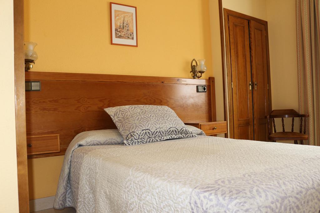 Hostal Don Jaime I Y II Segovia Exterior photo