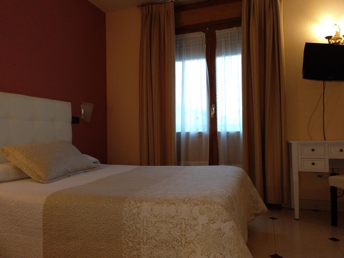 Hostal Don Jaime I Y II Segovia Exterior photo